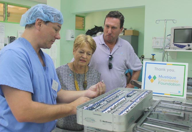 Chris Pinney, Medtronic Spine rep., explaining the spine system hardware to Lavinia Gunn & Simon Carey