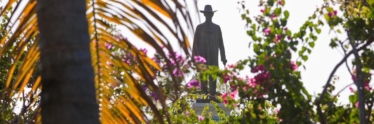 Mustique - Colin Tennant statue